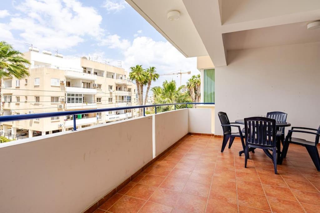 Carisa Downtown With Rooftop Pool Larnaca Esterno foto