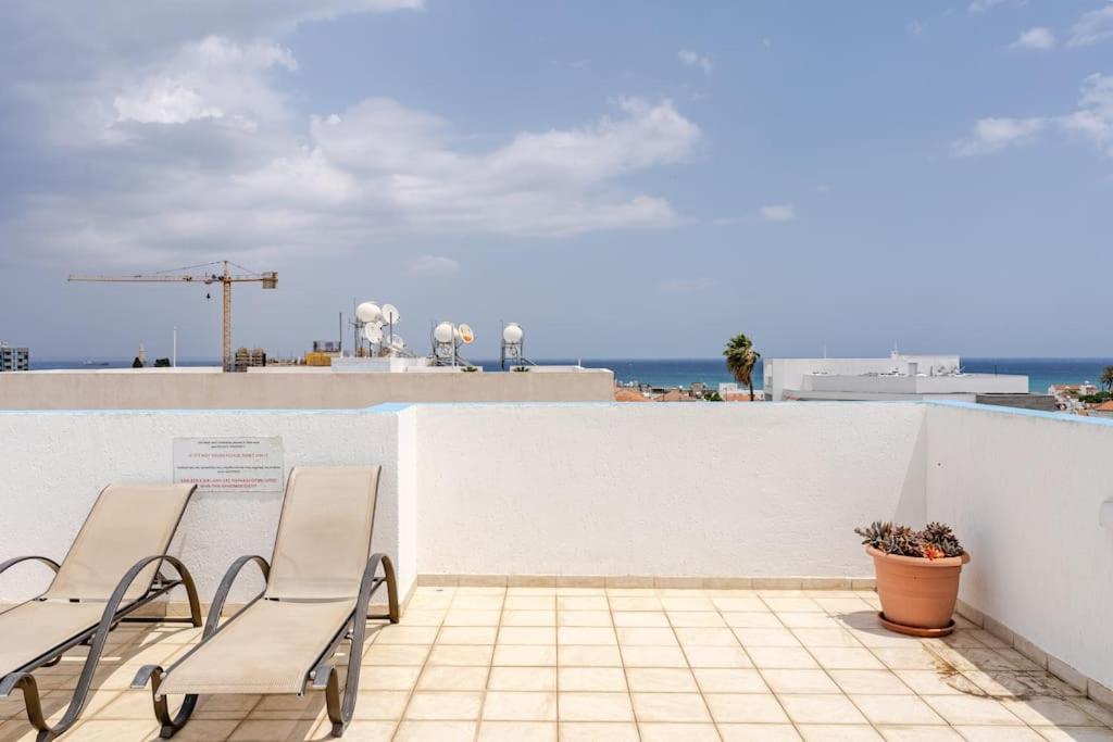 Carisa Downtown With Rooftop Pool Larnaca Esterno foto
