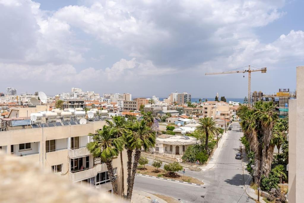 Carisa Downtown With Rooftop Pool Larnaca Esterno foto