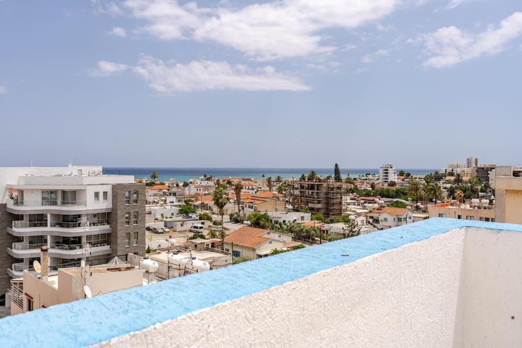 Carisa Downtown With Rooftop Pool Larnaca Esterno foto
