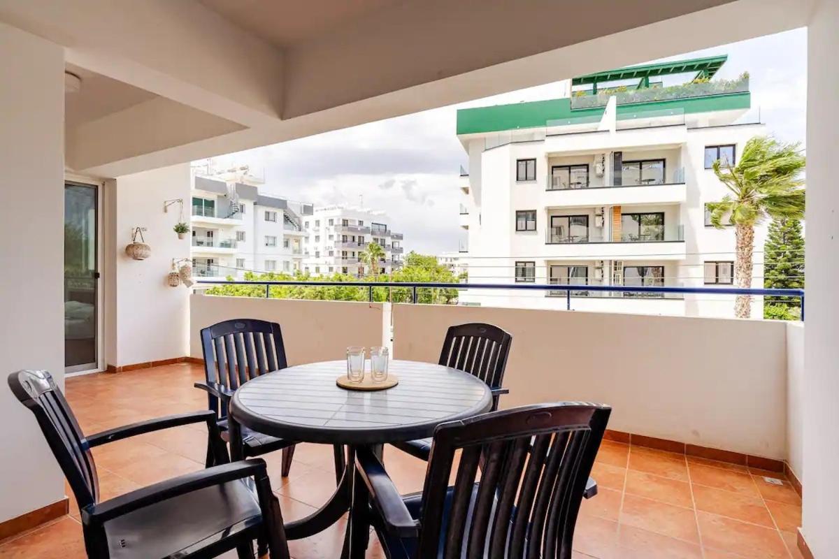 Carisa Downtown With Rooftop Pool Larnaca Esterno foto